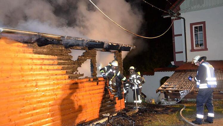 Zum Brand eines Gartenhäuschens in Bad Kissingen ist die Feuerwehr in der Nacht zum Donnerstag ausgerückt. Foto: Peter Rauch
