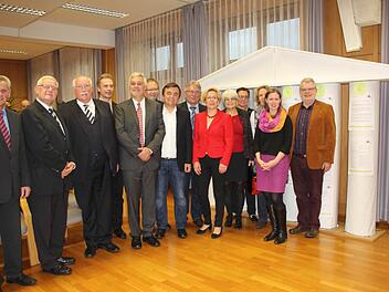 Die Leiter der einzelnen Arbeitskreise mit Landrat Oswald Marr (l.) und Regierungspräsident Wilhelm Wenning (3.v.l). Foto: Veronika Schadeck