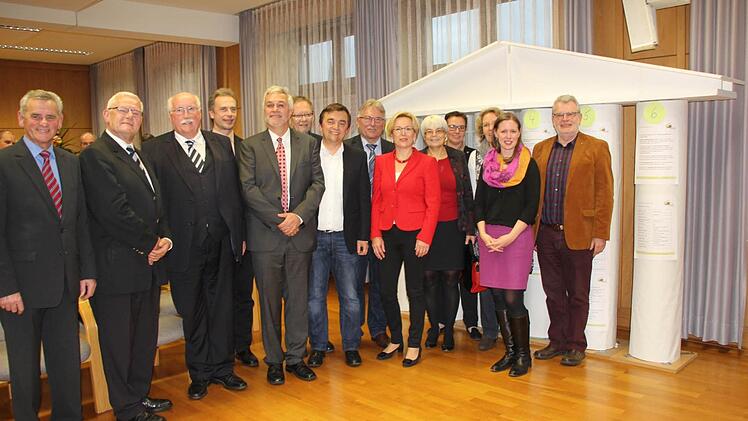 Die Leiter der einzelnen Arbeitskreise mit Landrat Oswald Marr (l.) und Regierungspräsident Wilhelm Wenning (3.v.l). Foto: Veronika Schadeck