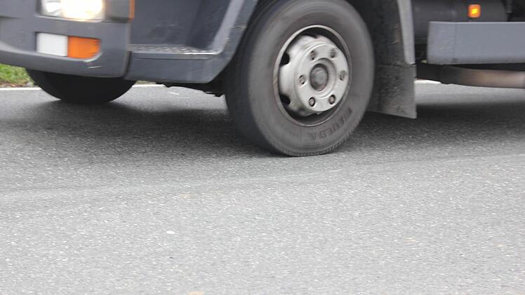 Die Fahrbahn ist uneben und wellig.
