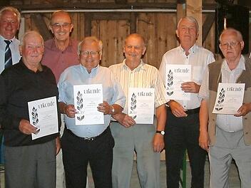 Die Gründungsmitglieder des SVN mit 2. Bürgermeister Bruno Beierlorzer (Zweiter von links) und BLSV-Kreischef Karl-H. Fick (Vierter von links). Von links: Franz Deuerling, Fritz Deuerling, Achim Hader, Gottfried Deuerling, Gottfried Hader und Manfred Vogler sowie SV-Vorsitzender Vinzenz Sesselmann. Im unteren Bild sind die für langjährige Treue Geehrten mit Offiziellen zu sehen. Fotos: Hans Franz