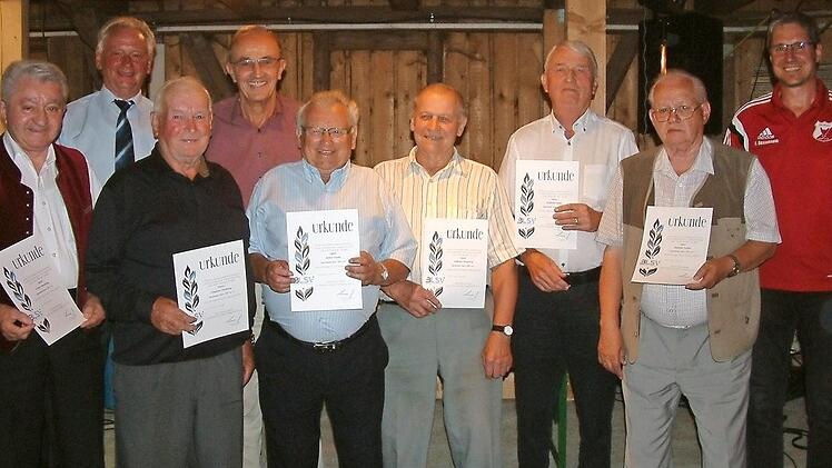 Die Gründungsmitglieder des SVN mit 2. Bürgermeister Bruno Beierlorzer (Zweiter von links) und BLSV-Kreischef Karl-H. Fick (Vierter von links). Von links: Franz Deuerling, Fritz Deuerling, Achim Hader, Gottfried Deuerling, Gottfried Hader und Manfred Vogler sowie SV-Vorsitzender Vinzenz Sesselmann. Im unteren Bild sind die für langjährige Treue Geehrten mit Offiziellen zu sehen. Fotos: Hans Franz