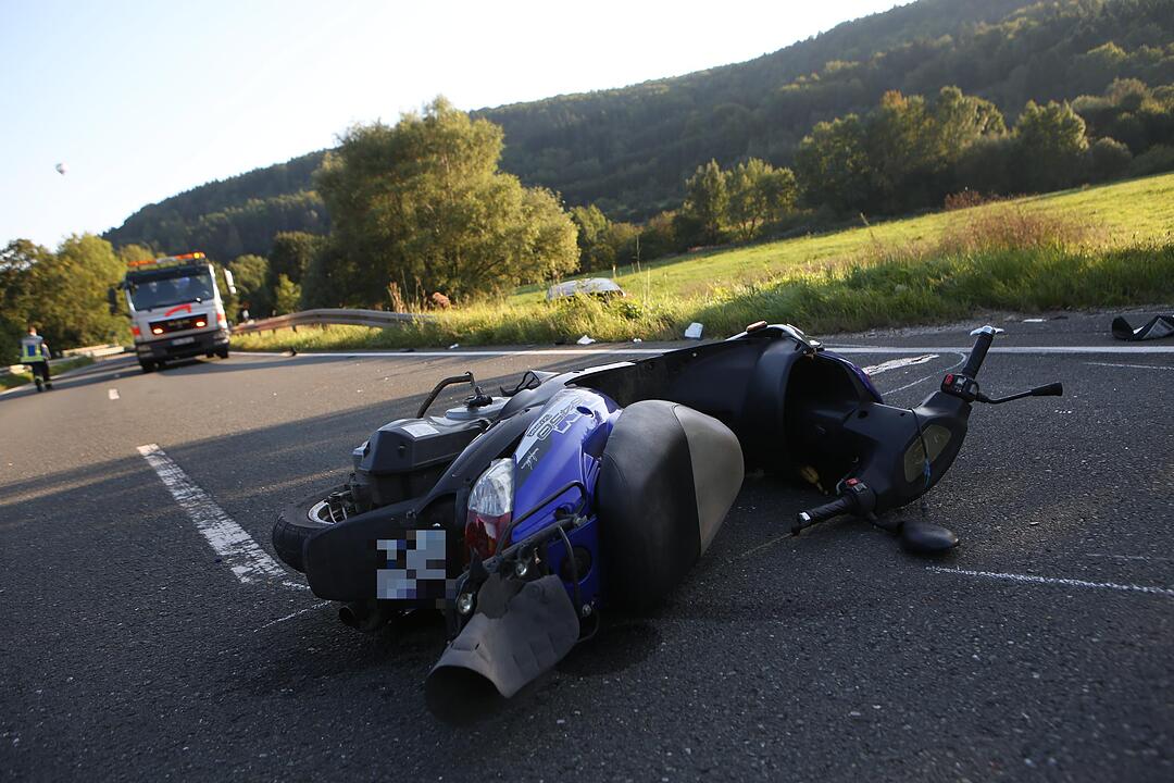 Unterleinleiter:BMW kollidiert frontal mit Roller