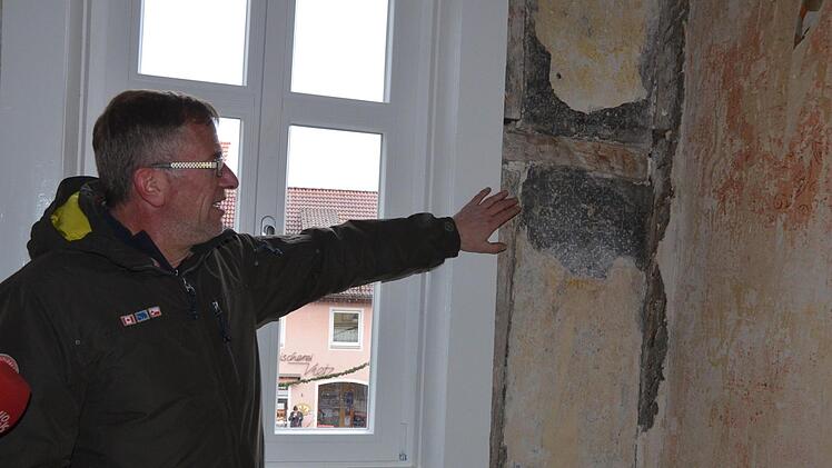Die Wand wurde im 17. oder 18 Jahrhundert bemalt. Das wird auch künftig sichtbar bleiben.