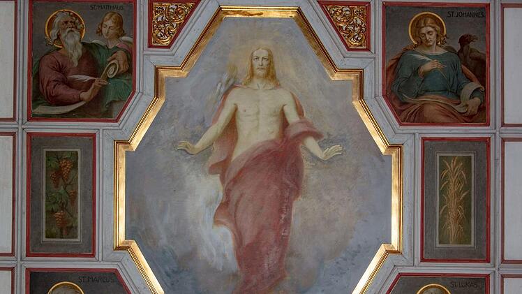 Während des Gottesdienstes blicken der Auferstandene und die vier Apostel auf die Gläubigen herab.