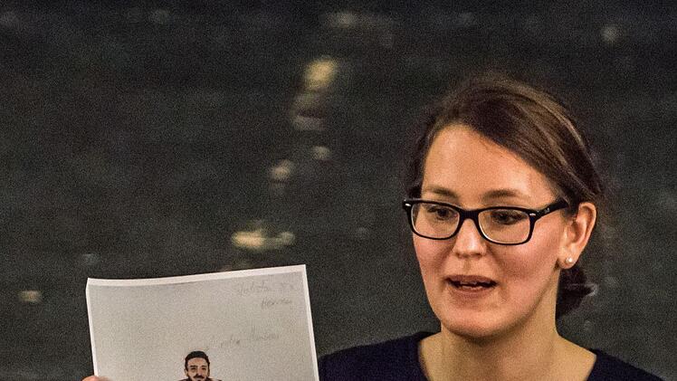 Musikdramaturigin Dorothee Harpain mit einer Figurin für die Coburger Ballett-Produktion "Der Glöcner von Notre-Dame" am Landestheater.Foto: Jochen BErger