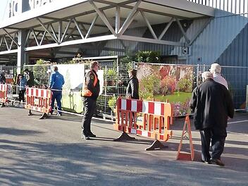 Die Kunden werden entlang von Absperrgittern in Sicherheitsabstand in den Baumarkt gelassen.   Fotos: Julian Megerle