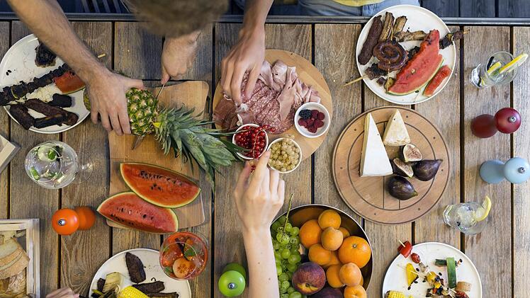 Das richtige Essen für Krebspatienten muss nicht zwingend gesund sein - im Mittelpunkt steht der Genuss und sie sollten essen, was ihnen schmeckt. ZoneCreative/Westend61, dpa