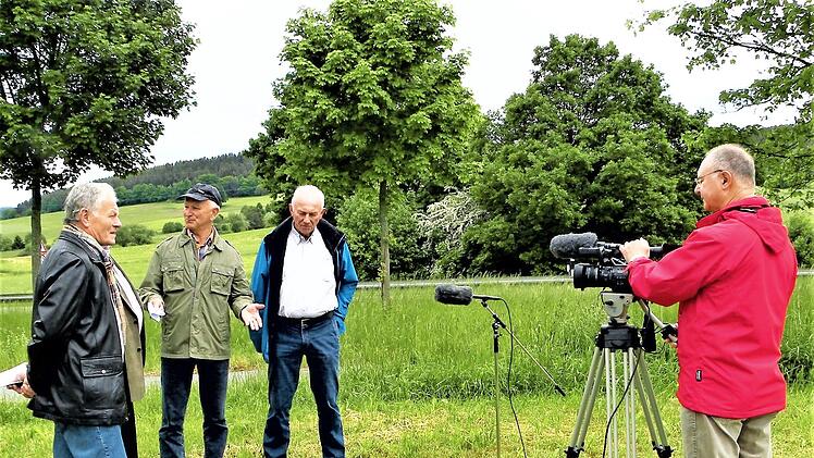 Zeitzeugen bei der Grenzöffnung von Burggrub-Neuhaus-Schierschnitz 1989 (von links): Stockheims früherer Bürgermeister Albert Rubel, DDR-Oberstleutnant Reiner Krause sowie Heinrich Gehring (Straßenbauamt Kronach), rechts Rainer Steiger  Foto: Gerd Fleischmann