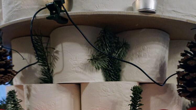 Zweige, Kugeln, Lichter: Weihnachtlicher lassen sich Toilettenpapierrolen kaum stapeln. Foto: Bastian Sünkel