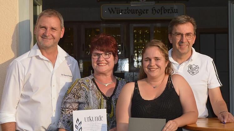 Der Vorsitzende des SV Aura, Ulli Kaiser (links) EhrenamtsbeauftragterJürgen Stumpf gratulierten Moni Kaiser (2.v.l.) und Steffi Kaiser-Weißenseel.