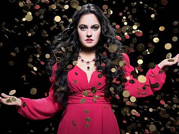 Ruja Ignatova (Nilam Farooq) steht im Mittelpunkt des Milliardenbetrugs um die Krypto-Schmiede OneCoin. Das ZDF verfilmte den True Crime-Fall als sechsteilige Serie, die ab 6. Januar in der Mediathek zu sehen ist - ehe sie ab Sonntag, 11. Januar, auch bei ZDFneo in Doppelfolgen l&auml;uft.