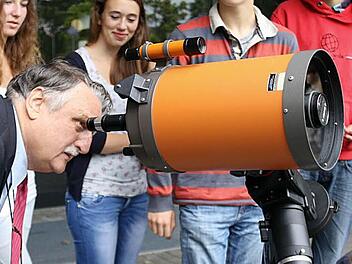 Landrat Eberhard Irlinger (SPD) wagt einen Blick  durchs Teleskop, mit dem man die Sonnenflecken beobachten kann. Fotos: Christian Bauriedel