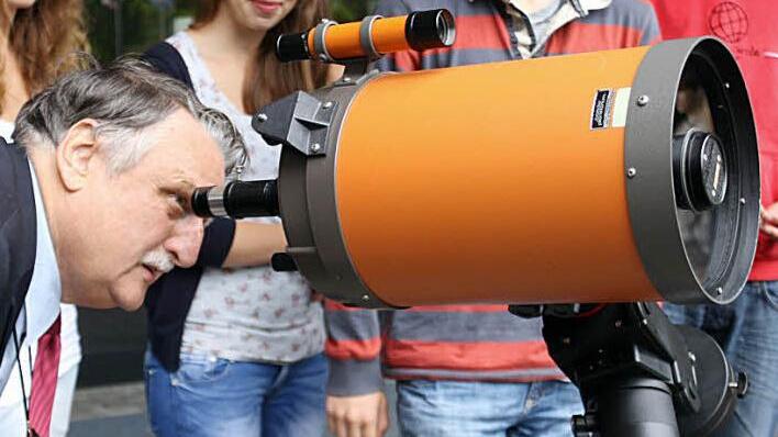 Landrat Eberhard Irlinger (SPD) wagt einen Blick  durchs Teleskop, mit dem man die Sonnenflecken beobachten kann. Fotos: Christian Bauriedel