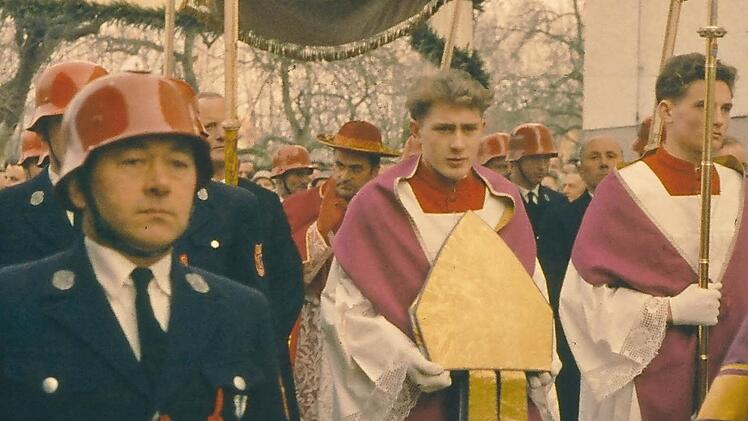 Im Jahre 1959 besuchte Julius Kardinal Döpfner (mit Kardinalshut) Hausen, und das ganze Dorf war auf den Beinen. Heute erinnert ein Museum an den berühmten Sohn.  Foto: Archiv Feuerwehr Hausen