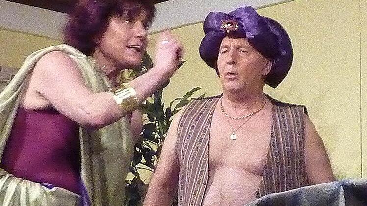 Gudrun Pfister und Armin Greubel als Karlheinz und Inge Holzapfel im Theaterstück des Ramsthaler Fideliavereins.  Foto: Andreas Lomb