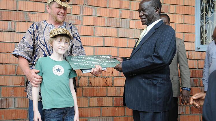 Georg Lunz und Marc Reif stehen bei der Einweihung neben Ugandas Vizepräsidenten Edward Kiwanuka Sekandi Foto: Stefan Reinmann
