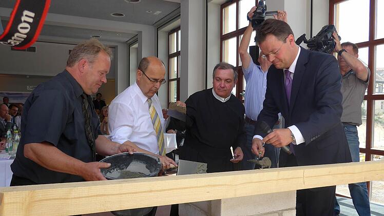 Bei der Grundsteinlegung für die neuen Wohungen  Foto: p