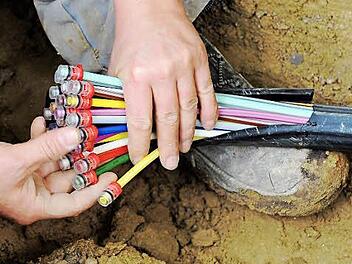 Eher unscheinbar, aber unglaublich effektiv bei der Datenübertragung: ein Glasfaser-Kabel mit seinen Einzelsträngen. Foto: Peter Kneffel/dpa