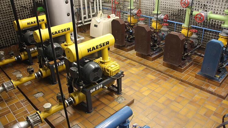 Der Pumpenraum ist das Herzstück der Anlage. Schlamm wird angesaugt oder Luft ins Becken gepumpt. Foto: Ramona Popp