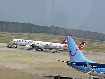 Eine Turkish Airlines Maschine parkt in Nürnberg auf dem Rollfeld. Foto: Nikolas Pelke