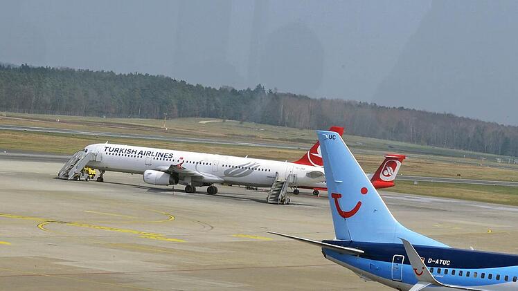 Eine Turkish Airlines Maschine parkt in Nürnberg auf dem Rollfeld. Foto: Nikolas Pelke