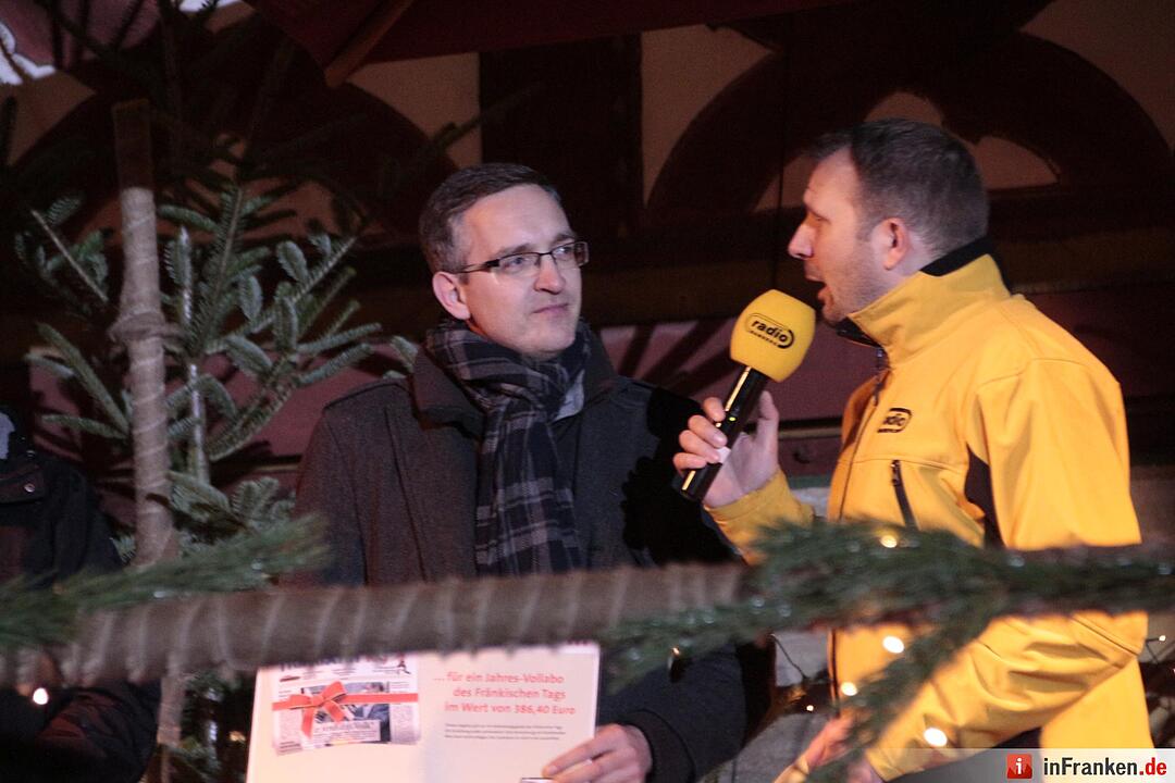 Das erste Fenster des Forchheimer Adventskalenders wurde von Weihnachtsengel Petra geöffnet.
