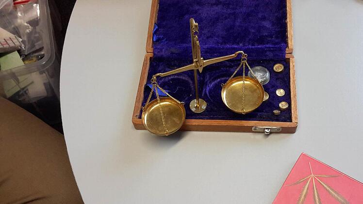 Ein Relikt aus alten Zeiten ist diese Rauschgift-Handwaage mit kleinen Gewichten. Heute kommen digitale Instrumente bei der Taxierung der "Ware" zum Einsatz. Foto: Rolf Pralle