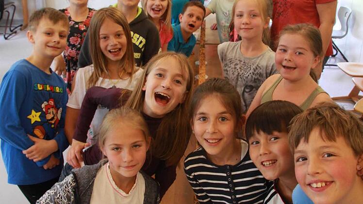 Großes Krabbeln in der Sinnberg-Grundschule: Dr. Oliver Geißler hat im Klassenzimmer eine Ameisenstraße aufgebaut.  Foto: Carmen Schmitt