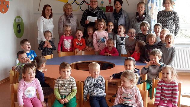 Wieder einmal unterst&uuml;tzte die Bad Br&uuml;ckenauer Flohmarkt-Betreiberin Ilse Neumann (Bildmitte hinten) verschiedene Einrichtungen mit einer Geldspende. Die offizielle &Uuml;bergabe der insgesamt 2100 Euro fand diesmal im Kindergarten R&ouml;mershag statt. Foto: Rolf Pralle