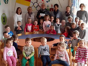 Wieder einmal unterstützte die Bad Brückenauer Flohmarkt-Betreiberin Ilse Neumann (Bildmitte hinten) verschiedene Einrichtungen mit einer Geldspende. Die offizielle Übergabe der insgesamt 2100 Euro fand diesmal im Kindergarten Römershag statt. Foto: Rolf Pralle