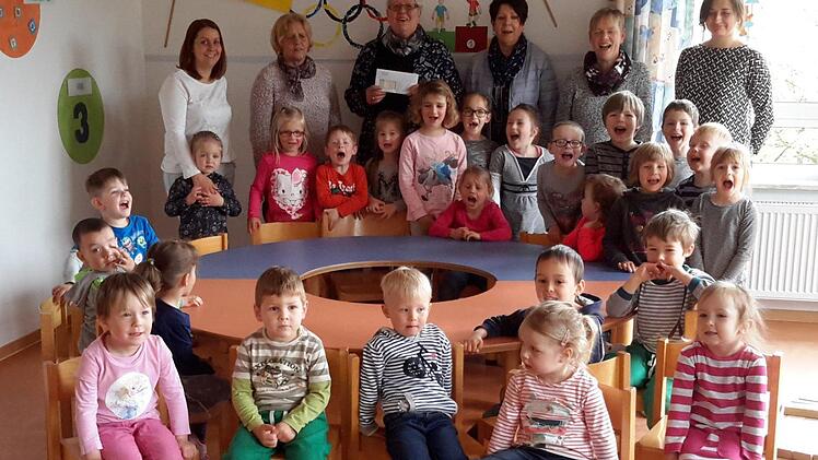 Wieder einmal unterstützte die Bad Brückenauer Flohmarkt-Betreiberin Ilse Neumann (Bildmitte hinten) verschiedene Einrichtungen mit einer Geldspende. Die offizielle Übergabe der insgesamt 2100 Euro fand diesmal im Kindergarten Römershag statt. Foto: Rolf Pralle