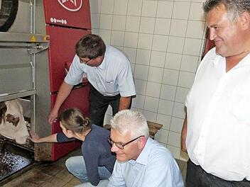 Der Milchbetrieb Müller ist mit einem Melkroboter ausgestattet. Im Bild (von links) MdB Emmi Zeulner, BBV-Ortsobmann Harald Peetz, MdB Artur Auernhammer und Bürgermeister Gerhard Schneider. Foto: Werner Reißaus