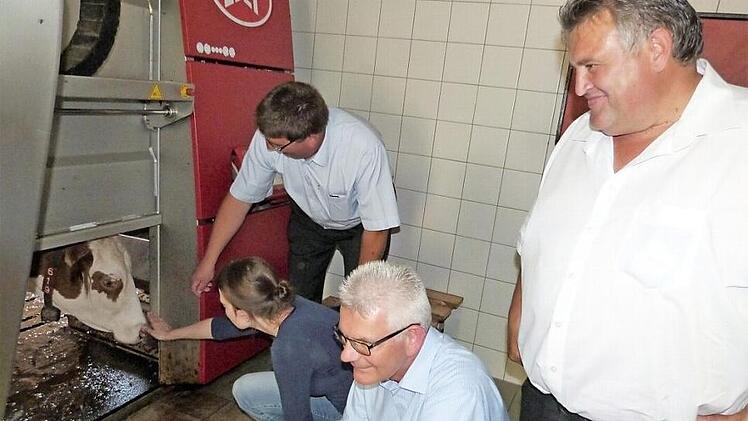 Der Milchbetrieb Müller ist mit einem Melkroboter ausgestattet. Im Bild (von links) MdB Emmi Zeulner, BBV-Ortsobmann Harald Peetz, MdB Artur Auernhammer und Bürgermeister Gerhard Schneider. Foto: Werner Reißaus