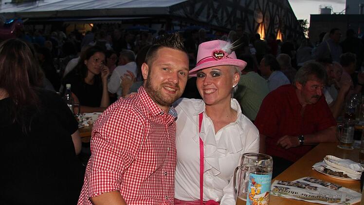 Ein Paar - zwei Meinungen: Dominik Bauer würde das Bierfest viel lieber auf der grünen Wiese belassen. Lisa Müller mag die Enge in der Altstadt lieber.