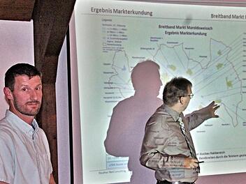 Telekommunikationstechniker Enrico Meierhof von der Firma Reuther NetConsulting aus Bad Staffelstein (links) gab dem Gemeinderat umfangreiche Informationen zum schnellen Internet. "Schattenmann" Bürgermeister Wolfram Thein (rechts) erläuterte anhand einer Karte genauere Details.  Fotos: Helmut Will
