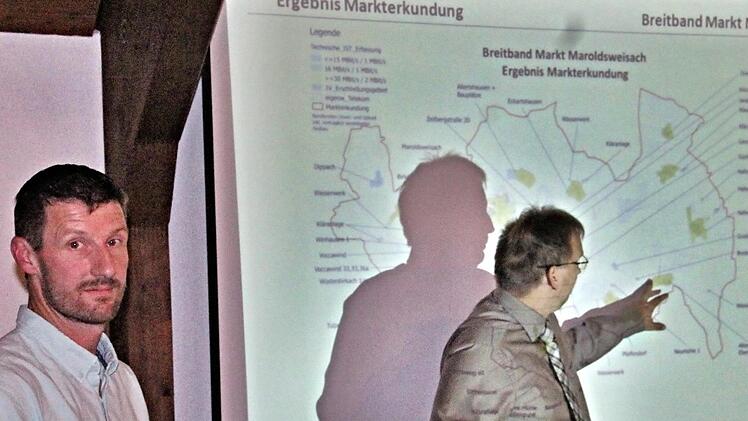Telekommunikationstechniker Enrico Meierhof von der Firma Reuther NetConsulting aus Bad Staffelstein (links) gab dem Gemeinderat umfangreiche Informationen zum schnellen Internet. "Schattenmann" Bürgermeister Wolfram Thein (rechts) erläuterte anhand einer Karte genauere Details.  Fotos: Helmut Will