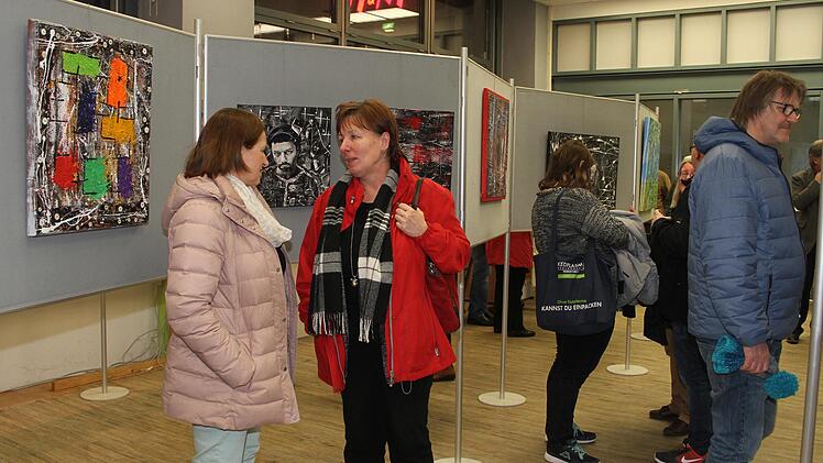 Die Vernissage des Küsntlers Adolf Schieber war ausgesprochen gut besucht. Foto: Sonny Adam