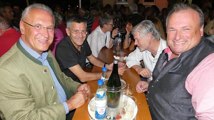 Joachim Herrmann, Herbert Hainer, Daniel Forster und Walter Nussel (von links) genießen die Gemütlichkeit auf der Burgstaller Kerwa.