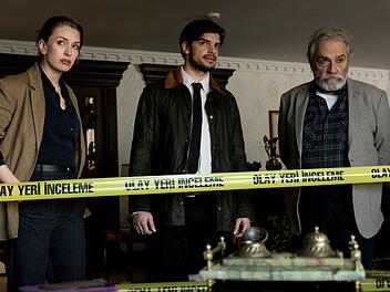 Die neuen Ermittler am Sonntagabend im ZDF: Ayse (Yasemin Kay Allen, links) traut dem neuen Kollegen Mehmet (Ethan Kai, Mitte) nicht so recht &uuml;ber den Weg. Zu ihrem Chef Inspector Ikmen (Haluk Bilginer) dagegen hat sie eine gute Beziehung.