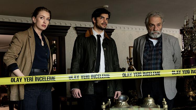 Die neuen Ermittler am Sonntagabend im ZDF: Ayse (Yasemin Kay Allen, links) traut dem neuen Kollegen Mehmet (Ethan Kai, Mitte) nicht so recht &uuml;ber den Weg. Zu ihrem Chef Inspector Ikmen (Haluk Bilginer) dagegen hat sie eine gute Beziehung.
