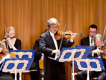 Dirigent und souveräner Vorgeiger: Ralph Kulling leitet das "Alt-Wiener Strauss-Ensemble".Foto: Albert Höchstädter