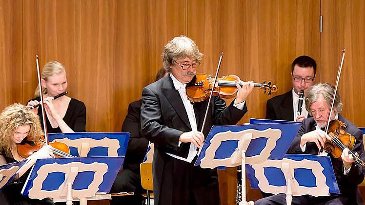 Dirigent und souveräner Vorgeiger: Ralph Kulling leitet das "Alt-Wiener Strauss-Ensemble".Foto: Albert Höchstädter