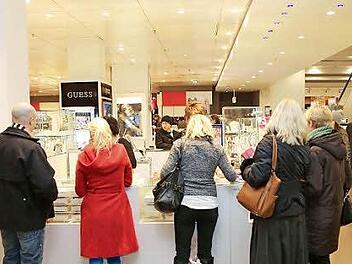 Reger Umtausch-Betrieb dürfte schon am Freitag in den Bamberger Geschäften und Kaufhäusern (auf dem Bild Karstadt) herrschen. Foto: RiegerPress