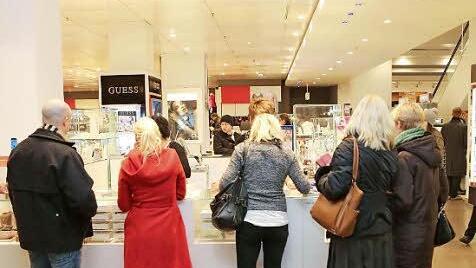 Reger Umtausch-Betrieb dürfte schon am Freitag in den Bamberger Geschäften und Kaufhäusern (auf dem Bild Karstadt) herrschen. Foto: RiegerPress