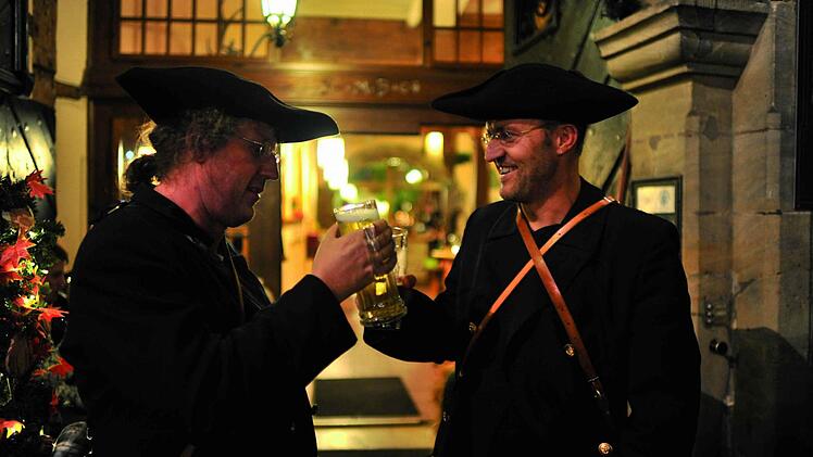 "Hört Ihr Herrn und lasst Euch sagen": Alexander Wahl und Markus Hörner sorgen beim Nachtwächterrundgang dafür, dass das Horn wieder wie einst in den verwinkelten Gassen der Domstadt ertönt. Foto: ars vivendi