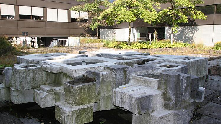 Eins von vielen Hemmnissen im wieder eingestellten Exposé: Interessenten werden beim Brunnen über der Tiefgarage des Kurgastzentrums auf das Urheberrecht des Künstlers hingewiesen. Fotos: Ralf Ruppert