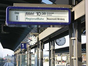 Wohin geht die Reise? Anzeige auf dem Bahnhof in Lichtenfels