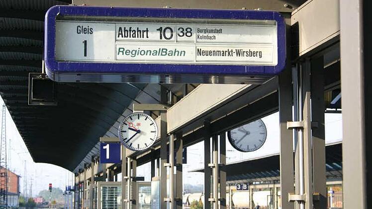 Wohin geht die Reise? Anzeige auf dem Bahnhof in Lichtenfels