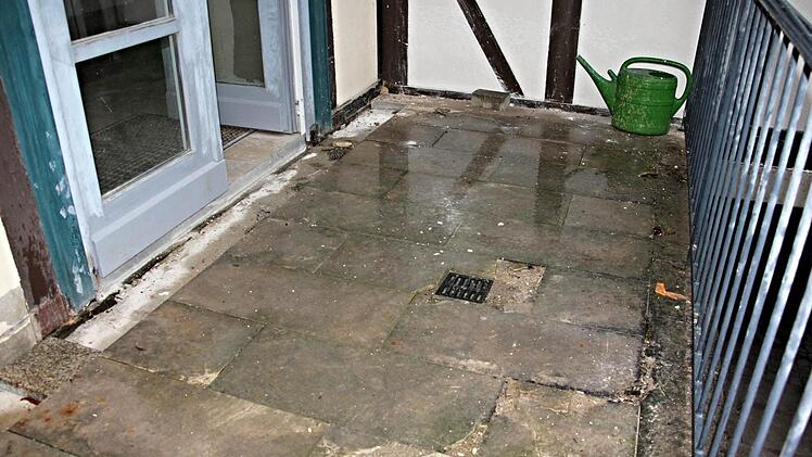 Am Hintereingang des Rathauses sollen die schadhaften Steinplatten gegen Granit ausgetauscht werden. Foto: Helmut Will